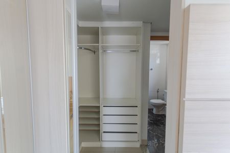 Apartamento à venda com 105m², 2 quartos e 3 vagas Apartamento à venda com 105m², 2 quartos e 3 vagasCloset da Suíte 1