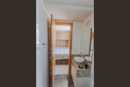 Apartamento à venda com 105m², 2 quartos e 3 vagas Apartamento à venda com 105m², 2 quartos e 3 vagasBanheiro da Suíte 2