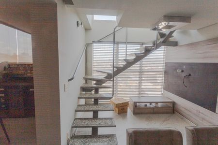Apartamento à venda com 105m², 2 quartos e 3 vagas Apartamento à venda com 105m², 2 quartos e 3 vagasEscada de Acesso ao 2° Andar