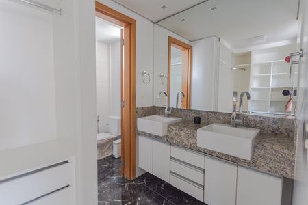 Apartamento à venda com 105m², 2 quartos e 3 vagas Apartamento à venda com 105m², 2 quartos e 3 vagasBanheiro da Suíte 1