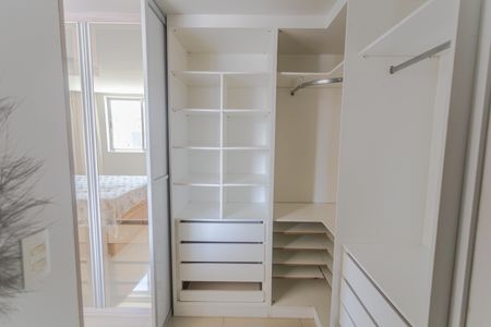 Apartamento à venda com 105m², 2 quartos e 3 vagas Apartamento à venda com 105m², 2 quartos e 3 vagasCloset da Suíte 1