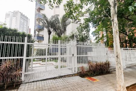 Apartamento à venda com 214m², 3 quartos e 3 vagas Apartamento à venda com 214m², 3 quartos e 3 vagasFachada e portaria