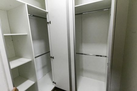 Apartamento à venda com 214m², 3 quartos e 3 vagas Apartamento à venda com 214m², 3 quartos e 3 vagasCloset da suíte 2