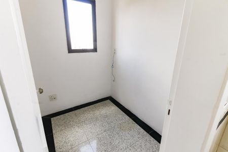 Apartamento à venda com 214m², 3 quartos e 3 vagas Apartamento à venda com 214m², 3 quartos e 3 vagasQuarto de Serviço 1