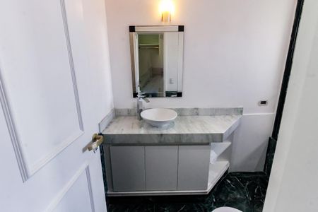 Apartamento à venda com 214m², 3 quartos e 3 vagas Apartamento à venda com 214m², 3 quartos e 3 vagasBanheiro da Suíte 2