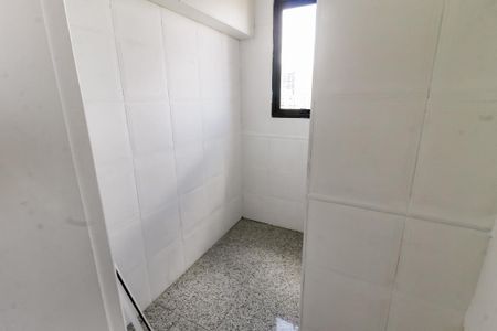 Apartamento à venda com 214m², 3 quartos e 3 vagas Apartamento à venda com 214m², 3 quartos e 3 vagasQuarto de Serviço 2