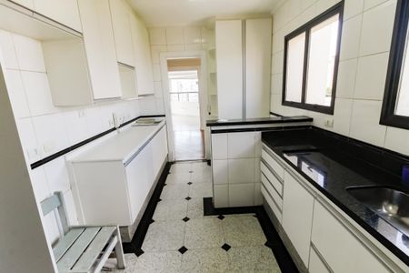 Apartamento à venda com 214m², 3 quartos e 3 vagas Apartamento à venda com 214m², 3 quartos e 3 vagasCozinha - Armários