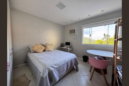 Casa à venda com 3 quartos, 360m² em Sapê, Niterói
