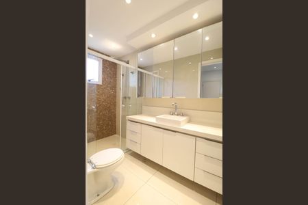 Apartamento à venda com 260m², 2 quartos e 4 vagas Apartamento à venda com 260m², 2 quartos e 4 vagasBanheiro da Suíte