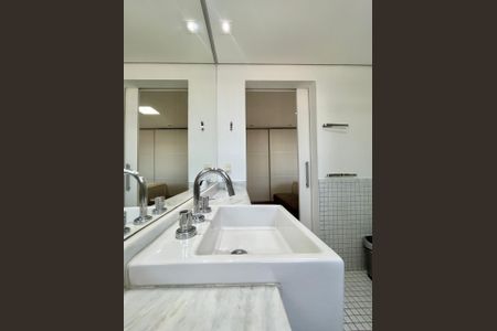 Apartamento à venda com 104m², 2 quartos e 2 vagasBanheiro da Suíte 2