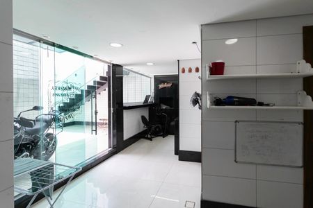 Casa à venda com 380m², 4 quartos e 3 vagas Casa à venda com 380m², 4 quartos e 3 vagasÁrea comum - Churrasqueira