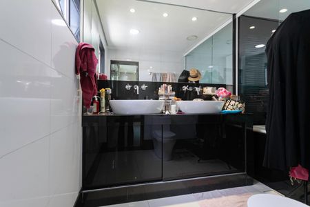 Casa à venda com 380m², 4 quartos e 3 vagas Casa à venda com 380m², 4 quartos e 3 vagasBanheiro da suíte