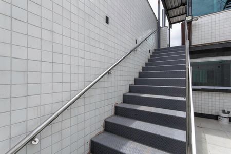 Casa à venda com 380m², 4 quartos e 3 vagas Casa à venda com 380m², 4 quartos e 3 vagasEscada