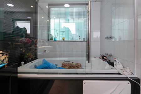 Casa à venda com 380m², 4 quartos e 3 vagas Casa à venda com 380m², 4 quartos e 3 vagasBanheiro da suíte