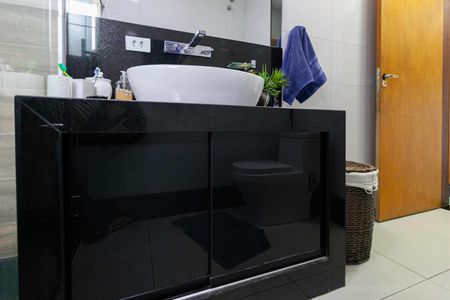 Casa à venda com 380m², 4 quartos e 3 vagas Casa à venda com 380m², 4 quartos e 3 vagasBanheiro social