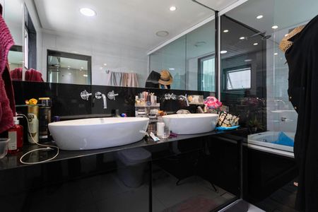 Casa à venda com 380m², 4 quartos e 3 vagas Casa à venda com 380m², 4 quartos e 3 vagasBanheiro da suíte