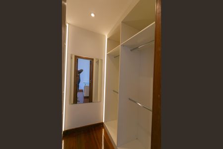 Apartamento à venda com 180m², 4 quartos e 4 vagas Apartamento à venda com 180m², 4 quartos e 4 vagasCloset da Suíte 2