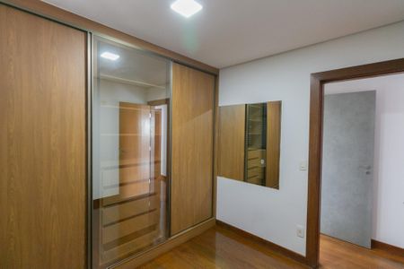 Apartamento à venda com 180m², 4 quartos e 4 vagas Apartamento à venda com 180m², 4 quartos e 4 vagasQuarto 1