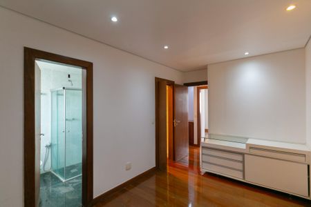 Apartamento à venda com 180m², 4 quartos e 4 vagas Apartamento à venda com 180m², 4 quartos e 4 vagasSuíte 2