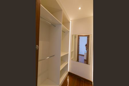 Apartamento à venda com 180m², 4 quartos e 4 vagas Apartamento à venda com 180m², 4 quartos e 4 vagasCloset da Suíte 2