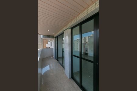 Apartamento à venda com 180m², 4 quartos e 4 vagas Apartamento à venda com 180m², 4 quartos e 4 vagasVaranda da Sala