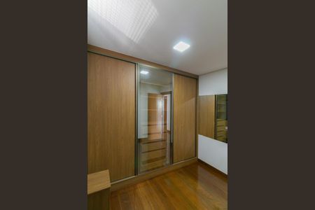 Apartamento à venda com 180m², 4 quartos e 4 vagas Apartamento à venda com 180m², 4 quartos e 4 vagasQuarto 1