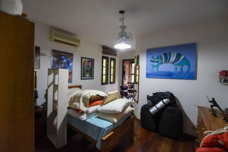 Casa à venda com 4 quartos, 449m² em Piratininga, Niterói