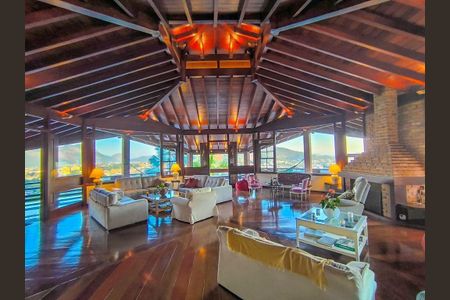 Casa à venda com 4 quartos, 559m² em Itaipu, Niterói