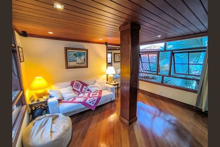 Casa à venda com 4 quartos, 559m² em Itaipu, Niterói