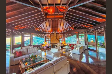 Casa à venda com 4 quartos, 559m² em Itaipu, Niterói