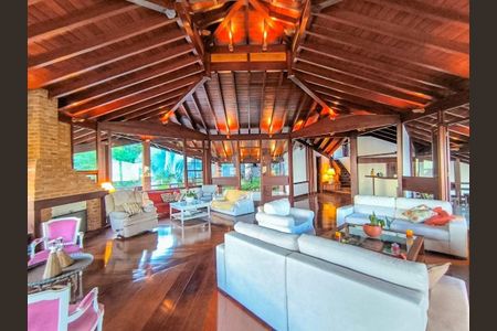 Casa à venda com 4 quartos, 559m² em Itaipu, Niterói