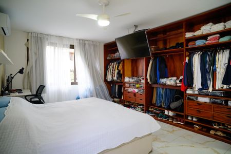 Casa de condomínio à venda com 680m², 3 quartos e 4 vagas Casa de condomínio à venda com 680m², 3 quartos e 4 vagasQuarto 3