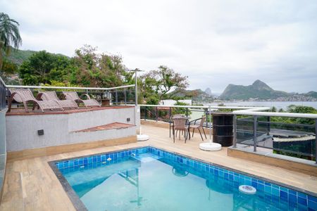 Casa de condomínio à venda com 680m², 3 quartos e 4 vagas Casa de condomínio à venda com 680m², 3 quartos e 4 vagasPiscina