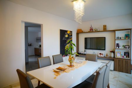 Casa de condomínio à venda com 680m², 3 quartos e 4 vagas Casa de condomínio à venda com 680m², 3 quartos e 4 vagasSala de Jantar