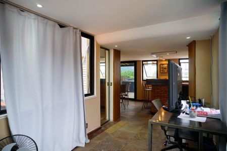 Casa de condomínio à venda com 680m², 3 quartos e 4 vagas Casa de condomínio à venda com 680m², 3 quartos e 4 vagasSala de TV