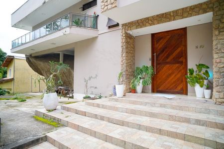 Casa de condomínio à venda com 680m², 3 quartos e 4 vagas Casa de condomínio à venda com 680m², 3 quartos e 4 vagasEntrada