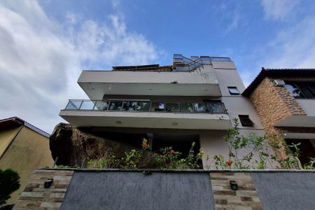 Casa de condomínio à venda com 680m², 3 quartos e 4 vagas Casa de condomínio à venda com 680m², 3 quartos e 4 vagasFachada