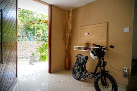 Casa de condomínio à venda com 680m², 3 quartos e 4 vagas Casa de condomínio à venda com 680m², 3 quartos e 4 vagasEntrada