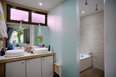 Casa de condomínio à venda com 680m², 3 quartos e 4 vagas Casa de condomínio à venda com 680m², 3 quartos e 4 vagasBanheiro do Quarto 3