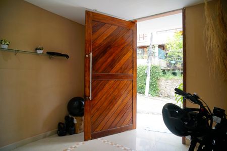 Casa de condomínio à venda com 680m², 3 quartos e 4 vagas Casa de condomínio à venda com 680m², 3 quartos e 4 vagasEntrada