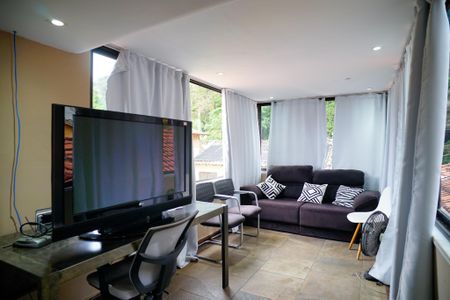 Casa de condomínio à venda com 680m², 3 quartos e 4 vagas Casa de condomínio à venda com 680m², 3 quartos e 4 vagasSala de TV