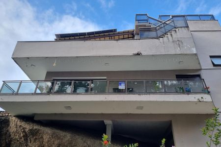 Casa de condomínio à venda com 680m², 3 quartos e 4 vagas Casa de condomínio à venda com 680m², 3 quartos e 4 vagasFachada