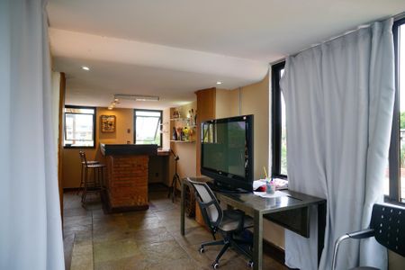 Casa de condomínio à venda com 680m², 3 quartos e 4 vagas Casa de condomínio à venda com 680m², 3 quartos e 4 vagasSala de TV