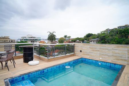 Casa de condomínio à venda com 680m², 3 quartos e 4 vagas Casa de condomínio à venda com 680m², 3 quartos e 4 vagasPiscina
