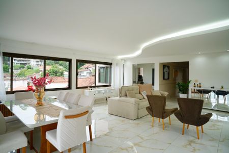 Casa de condomínio à venda com 680m², 3 quartos e 4 vagas Casa de condomínio à venda com 680m², 3 quartos e 4 vagasSala