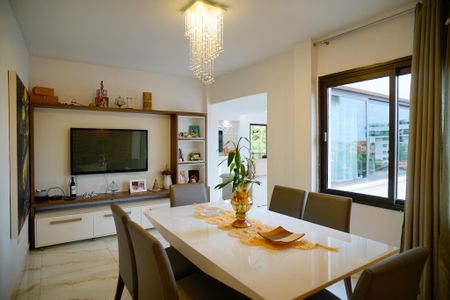 Casa de condomínio à venda com 680m², 3 quartos e 4 vagas Casa de condomínio à venda com 680m², 3 quartos e 4 vagasSala de Jantar