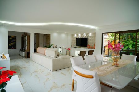 Sala de casa de condomínio à venda com 3 quartos, 680m² em Charitas, Niterói