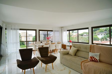 Casa de condomínio à venda com 680m², 3 quartos e 4 vagas Casa de condomínio à venda com 680m², 3 quartos e 4 vagasSala