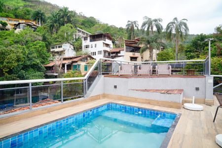 Casa de condomínio à venda com 680m², 3 quartos e 4 vagas Casa de condomínio à venda com 680m², 3 quartos e 4 vagasPiscina
