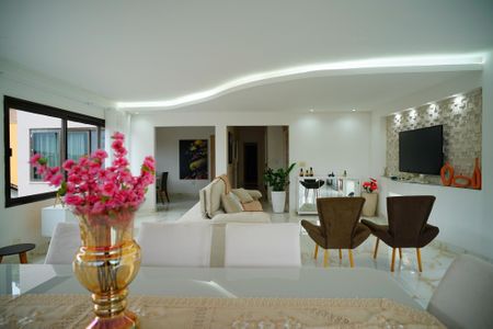 Casa de condomínio à venda com 680m², 3 quartos e 4 vagas Casa de condomínio à venda com 680m², 3 quartos e 4 vagasSala